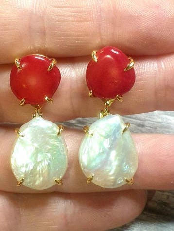 Natuurlijke druppel- en muntvormige parels, rood