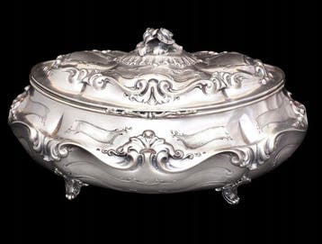Kist - Monumentale Italiaanse .800 massief zilveren repoussé