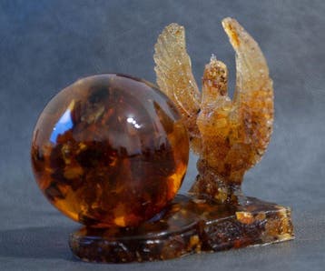Egyptische vleugelige godin Isis en amberkleurige bal met, Antiek en Kunst