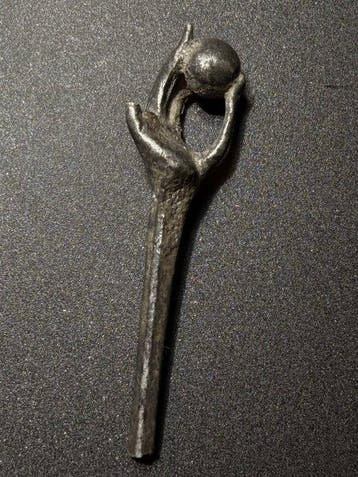 Oud-Romeins Zilver Zeldzame hand, die een wereldbol