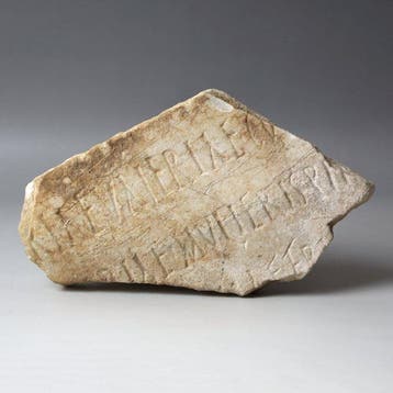 Oud-Romeins Marmer Grafsteen met inscriptie, fragment