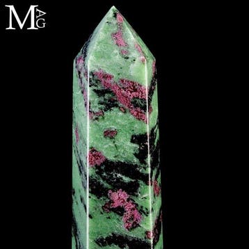 Robijninclusies in zoisiet en horblende Uitgehouwen obelisk