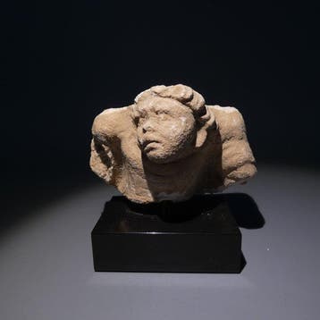 Gandhara Gips Figuur. Stucwerk. 9 cm hoog. 1e–3e eeuw n.Chr.