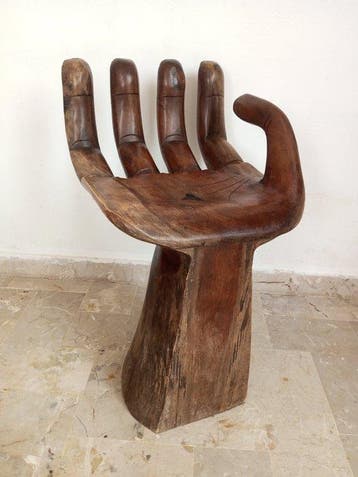 Stoel - Hout - Houten stoel in de vorm van een hand - stijl