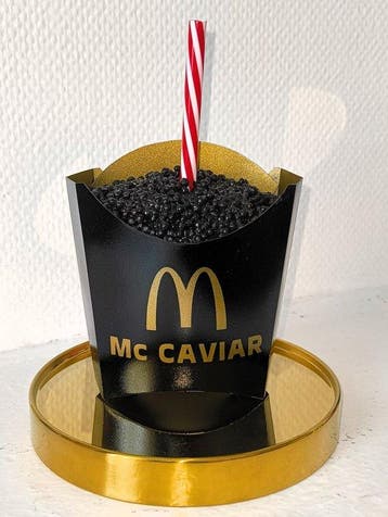 XTC Artist - Mc Caviar Noir paille rouge socle doré