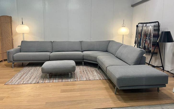 ZGAN Leolux Bellice Hoekbank + Hocker – NP: €17.500, Huis en Inrichting, Banken | Bankstellen, 300 cm of meer, 150 cm of meer