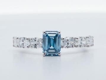 Veiling -  Ring met blauwe labdiamant en ovale zijstenen 2,0, Nieuw