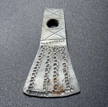 Keltisch Zilveren amulet in de vorm van een strijdbijl.