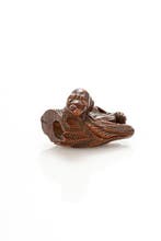 Een groot en gedetailleerd boxwood netsuke van een kat op