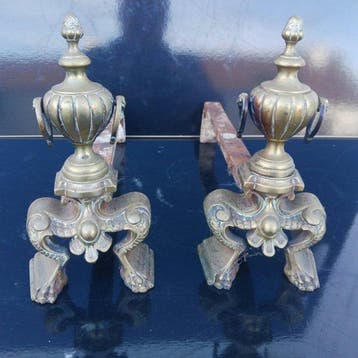 Paire de chenets en bronze à décor de pots à feu époque