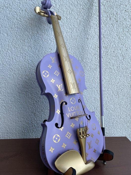 J.Reinhardt - Custom Louis Vuitton Violin - Lavender & Gold, Antiek en Kunst, Kunst | Designobjecten