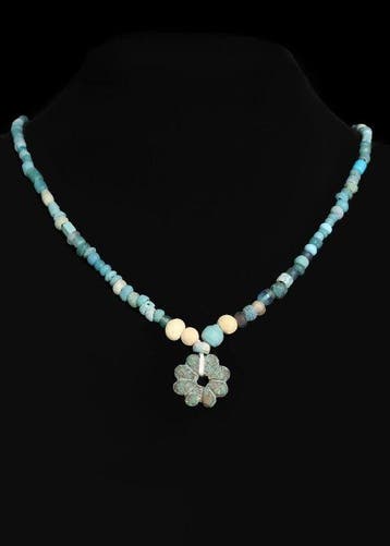 Oud-Romeins Lichtblauw glas Kralenketting met bronzen hanger, Antiek en Kunst