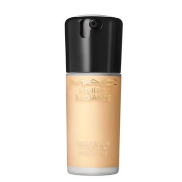 MAC Cosmetics - Studio Radiance Serum Foundation - NC20, Ophalen of Verzenden, Nieuw, Gehele gezicht, Make-up