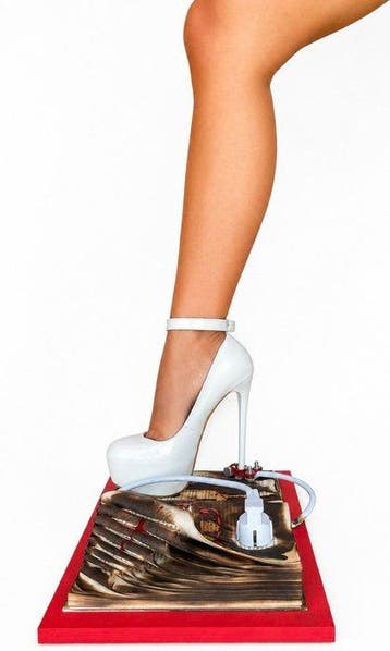 Arianna De Blanck (2003) - sculptuur, ELECTRIC - Stiletto /