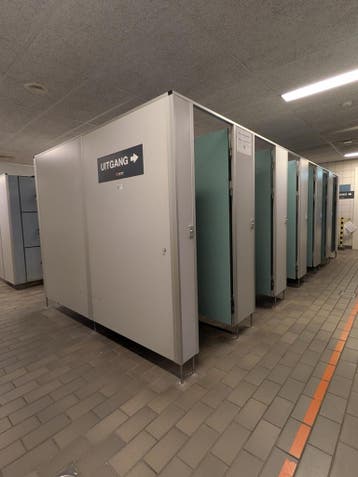 Ca. 6 meter Dubbelzijdige kleedruimte-module — 12x kleedk, Nieuw