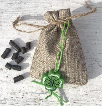 Jute zakje gevuld met puppy brokjes en houten gelukspoppetje, Verzenden, Nieuw