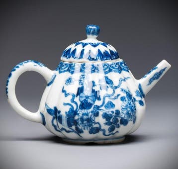 GEEN RESERVE - ANTIEKE CHINESE BLAUW-WIT GERIBBELDE THEEPOT, Antiek en Kunst