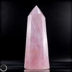 Prachtige rozenkwarts-obelisk – Symbool van liefde en