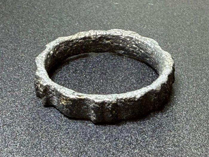 Oud-Romeins Brons Zeldzame ring met een specifieke getande, Sieraden, Tassen en Uiterlijk, Antieke sieraden