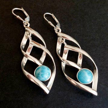 Larimar. Oorbellen met veilige sluitingen. Ambachtelijke