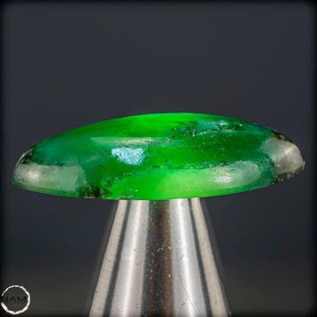 Natuurlijke smaragd cabochon – zeldzame groene transparantie