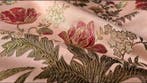 Kostbaar damastweefsel San Leucio Rosa met rijk bloemmotief.