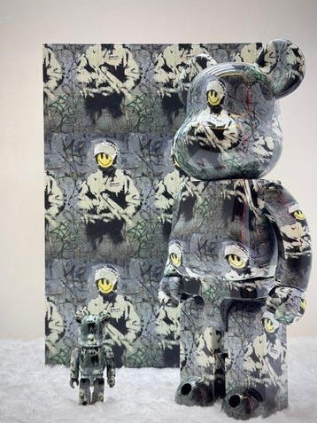Medicom toy - BE@RBRICK 400% & 100% Brandalism Banksy Riot, Antiek en Kunst