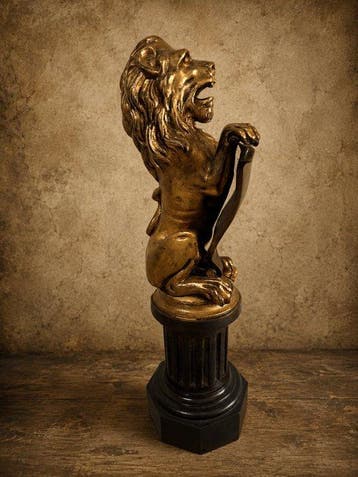 sculptuur, Leeuw met bronzen schild; 18kg - 51 cm - Brons,, Antiek en Kunst