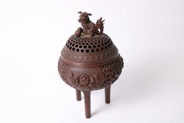 Peony and Shishi — Takaoka bronzen driepootwierookvat door