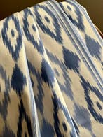 Dubbele breedte. Etnisch ikat-geprint geweven stof voor