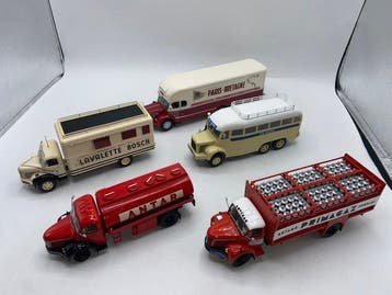 Hachette, IXO 1:43 - Model vrachtwagen (5) - Verzameling, Nieuw