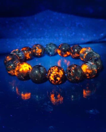 Prachtige natuurlijke Yooperlite-armband in geschenkdoos., Verzamelen, Mineralen en Fossielen