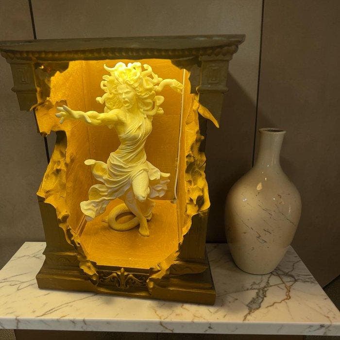 Cr3ativid - Tafellamp met beeldje - polymeer -, Antiek en Kunst, Kunst | Designobjecten