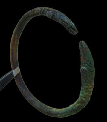 Viking periode oude bronzen armband, eindstukken in de vorm