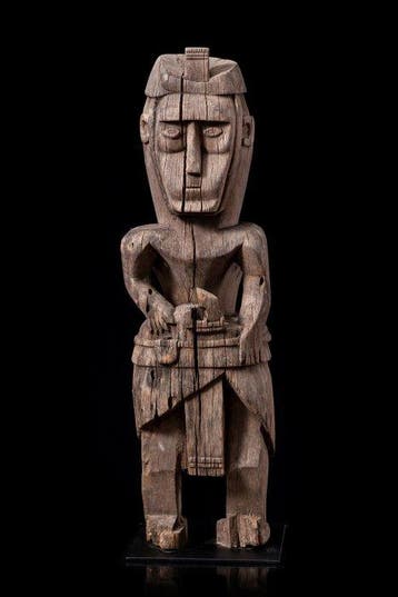 Een oude vooroudersculptuur gevonden nabij een dorp -