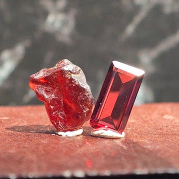 2,45 ct Glasklaar granaatset, ruw + gefacetteerde steen-