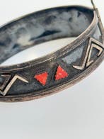 Kabylische Berber-armband (“Dah”) – massief zilver en rode