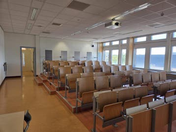 Inrichting collegezaal inklapbare stoelen schrijftafel 56 st, Huis en Inrichting, Stoelen, Ophalen of Verzenden, Nieuw