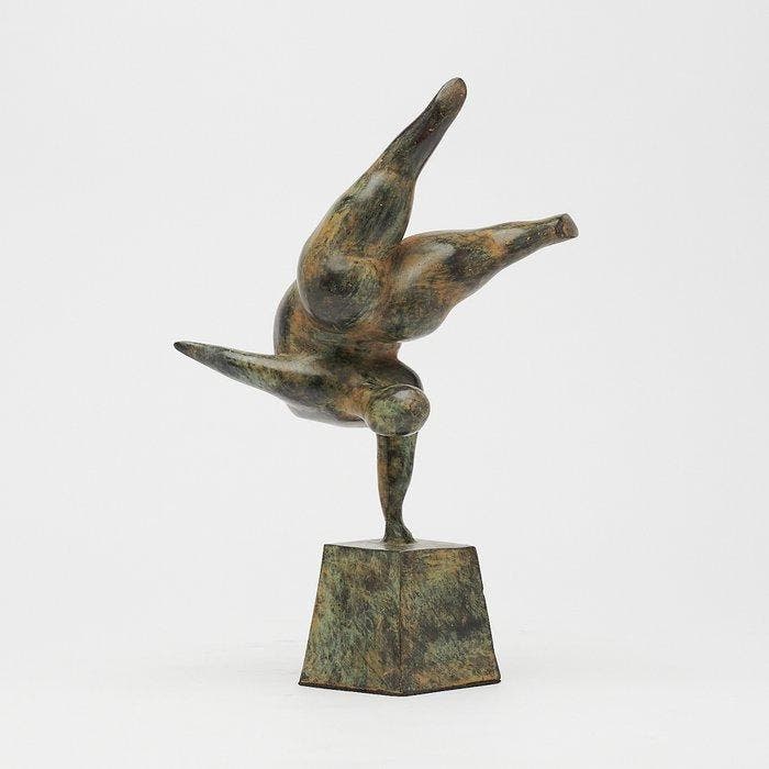 Beeld, NO RESERVE PRICE - Patinated Voluptuous Balancing, Antiek en Kunst, Kunst | Designobjecten