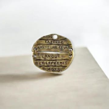 1 x Metalen scharnier bedel met tekst, 29 x 29 x 2mm gat:..., Ophalen of Verzenden, Nieuw, Bedel