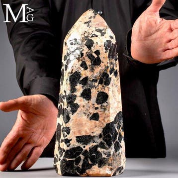 Zwarte toermalijn in roze pegmatiet - Obelisk – Brazilië -, Verzamelen, Mineralen en Fossielen