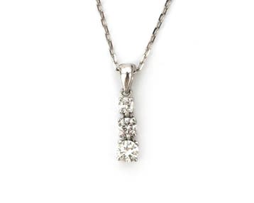Een 14 krt. witgouden hanger met diamant aan collier, Gebruikt