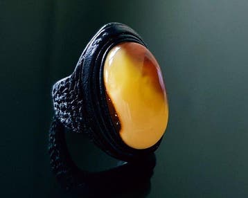 Unieke vintage leren ring met natuurlijke butterscotch