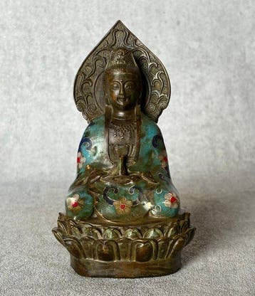 Cloisonné Guanyin zittend op lotustroon - Brons - China, Antiek en Kunst