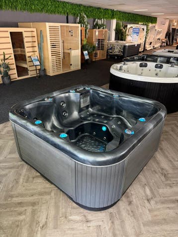 acryl 6-persoons Spa/jacuzzi, 1 Jaar Garantie plug and play, Zo goed als nieuw, Pomp, Vast