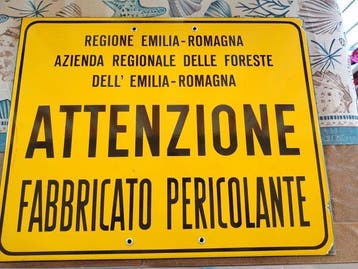 Segnale di pericolo fabbricato pericolante -