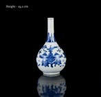 Een blauw-wit Hundred Antiques flesvaas |   -, Antiek en Kunst