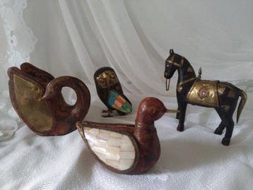 Beeldje - Figur mit Perlmutt-Intarsien (4) - Hout, Messing,, Antiek en Kunst
