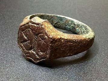 Middeleeuwen, kruisvaardersperiode Brons Symbolische ring