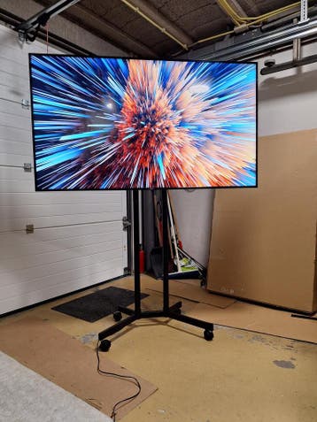 HELE MOOIE 55 EN 65 INCH PRESENTATIESCHERMEN MET STAANDER  a, Ophalen, Refurbished, Tv en Weergevers